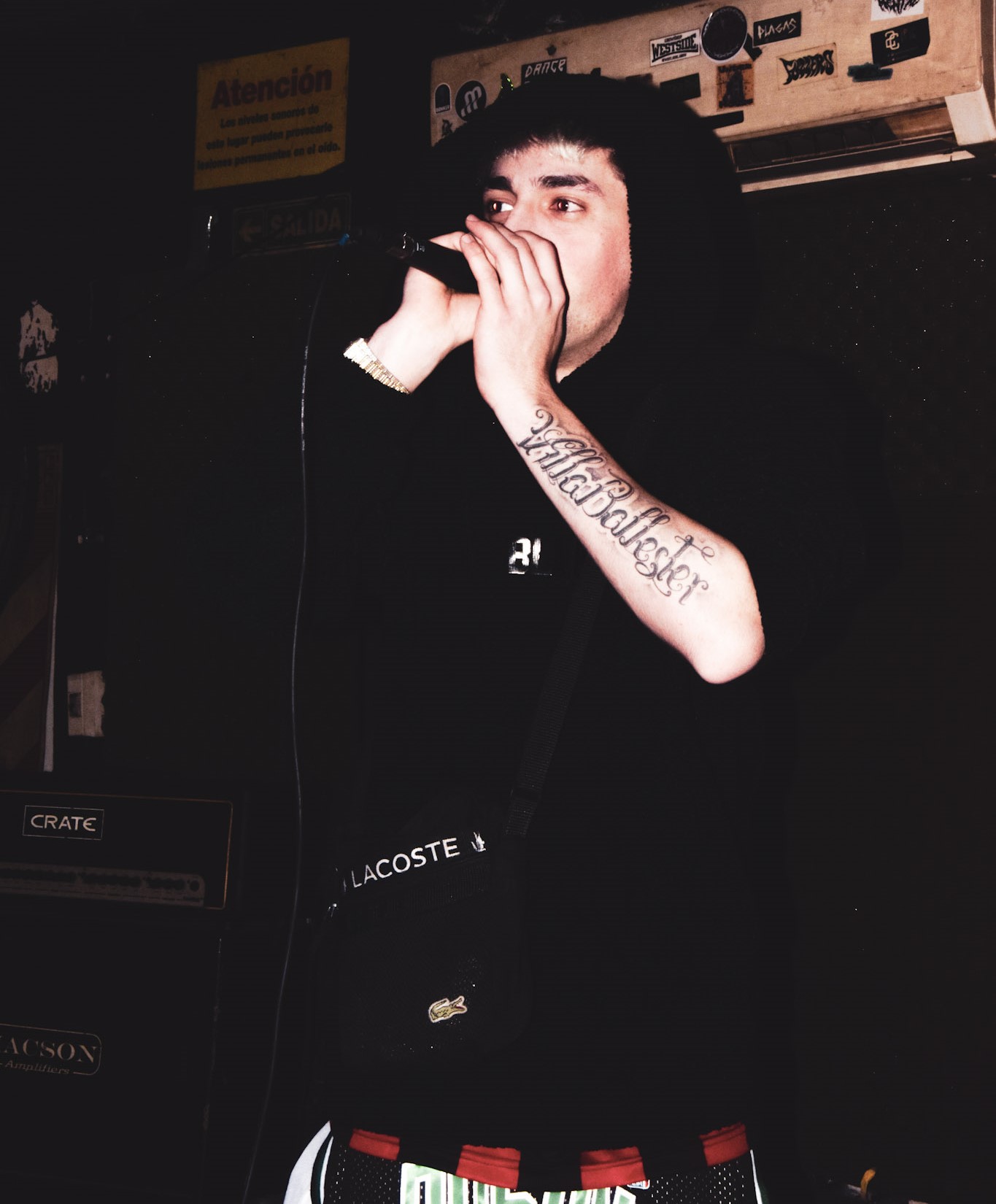 Leito cantando en vivo durante un show